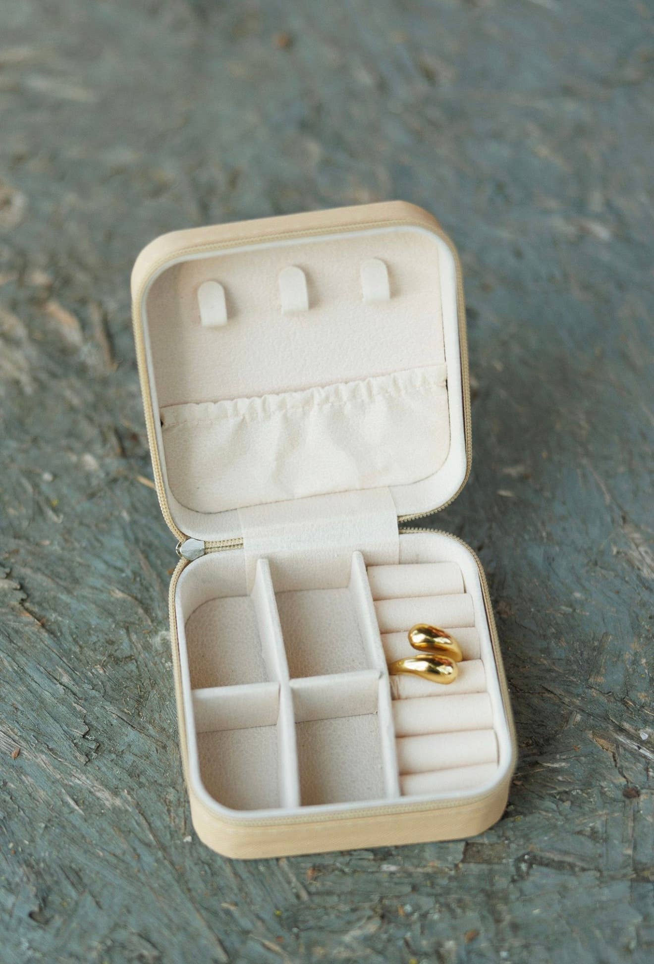 The Front Porch Label – wholesale Jewellery box/organiser – Beige Bow Checkerboard Square Jewelry Case1