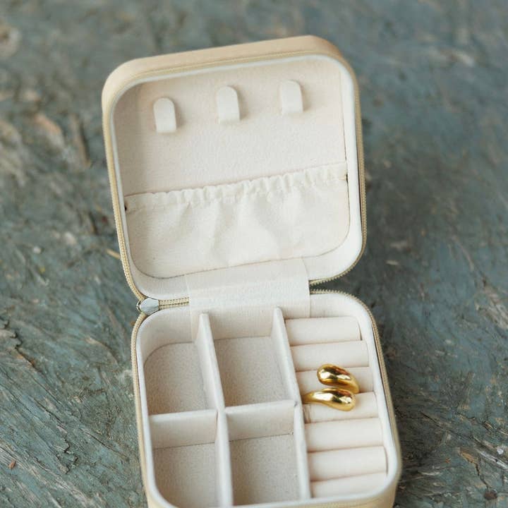 The Front Porch Label – wholesale Jewellery box/organiser – Beige Bow Checkerboard Square Jewelry Case1