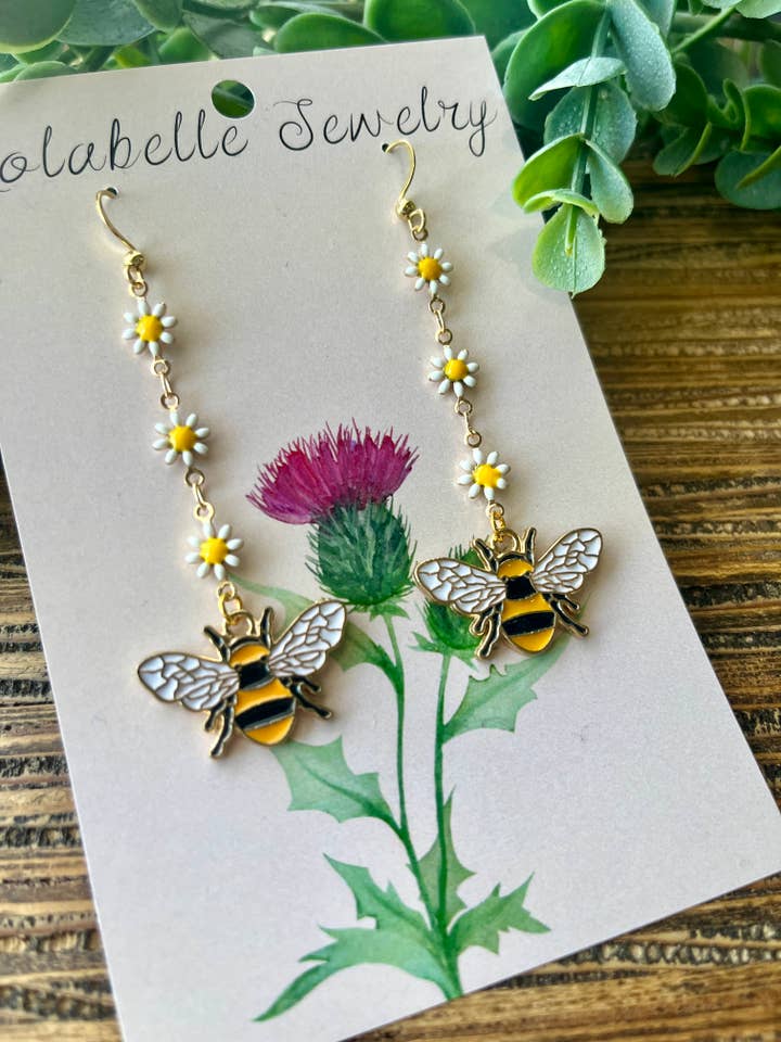 Boucles d'oreilles pendantes abeille en émail et trois marguerites pour la vente par Lolabelle Jewelry
