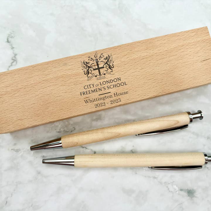 Set regalo personalizzato con penna e matita con stemma scolastico inciso, regalo per chi finisce la scuola, regalo per i risultati degli esami per la vendita all'ingrosso da parte di Resplendent Aurora