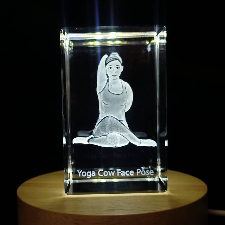 Statue de Cristal de Pose de Yoga - Figure de Visage de Vache pour la vente par AB Crystal Collection