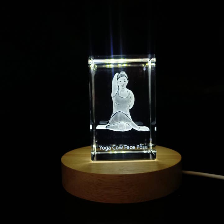 Statue de Cristal de Pose de Yoga - Figure de Visage de Vache pour la vente par AB Crystal Collection