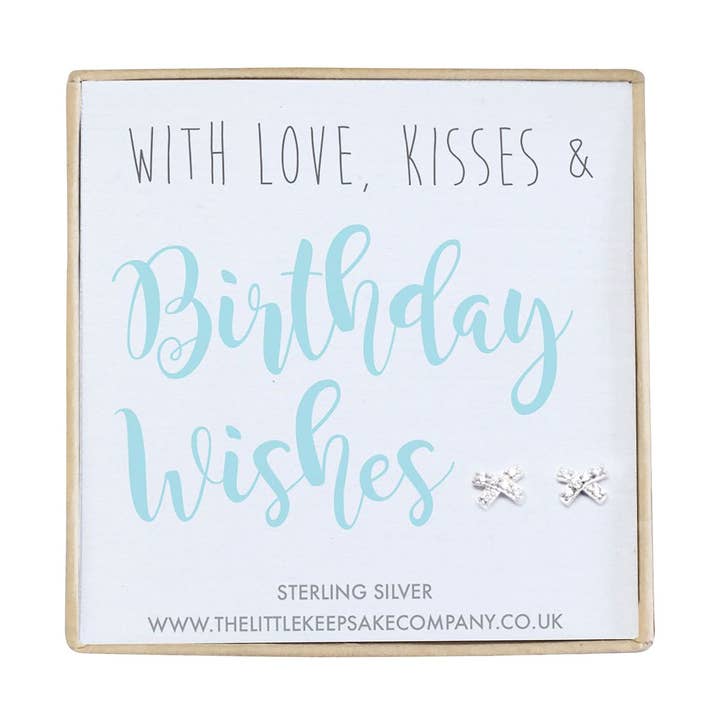 Boucles d'oreilles avec citation en argent sterling et zircone cubique - Avec amour, bisous et vœux d'anniversaire pour la vente par The Little Keepsake Company