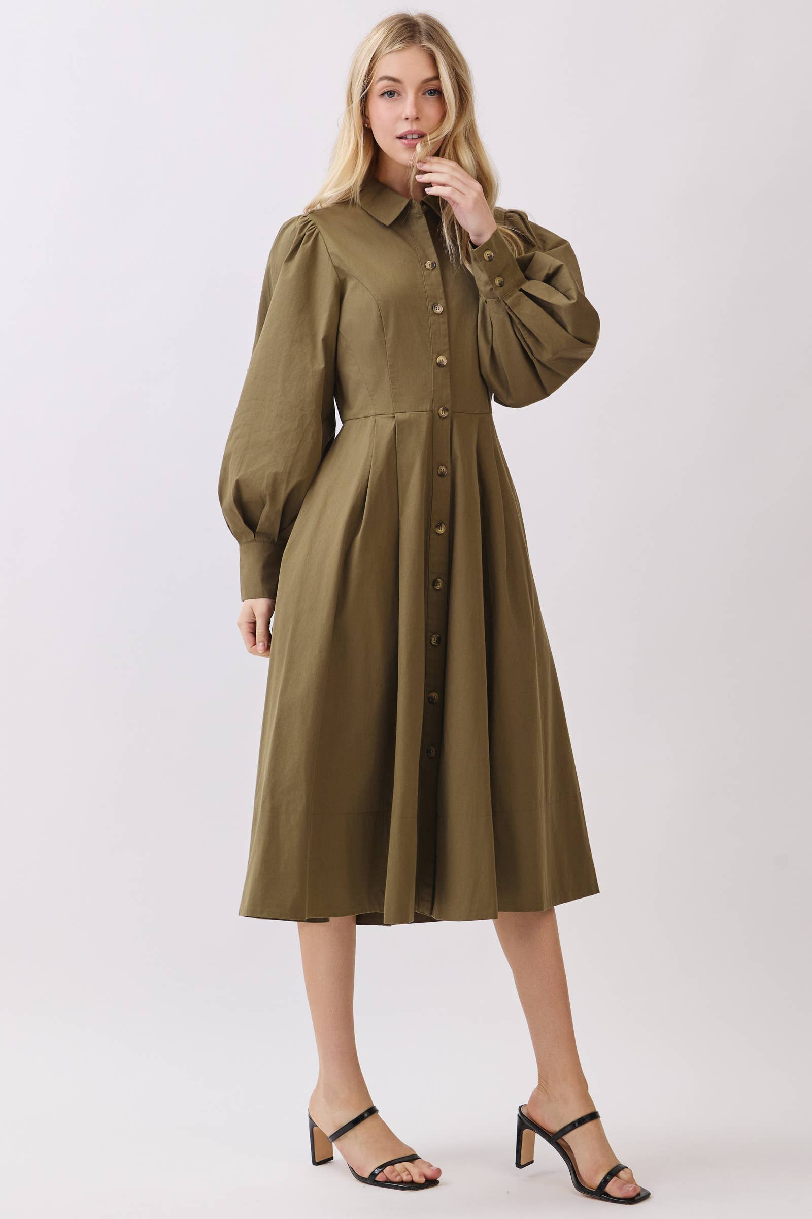 Calista – wholesale Klänning - Dam – MIDI-KLÄNNING MED KRAGE OCH LÅNGÄRMAD KNAPPSTÄNGNING - VD608312