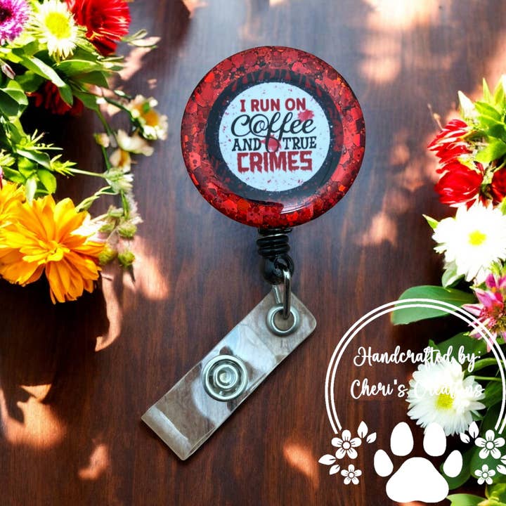 Badge enrouleur Café & True Crime pour la vente par Cheri's Boutique Supplies