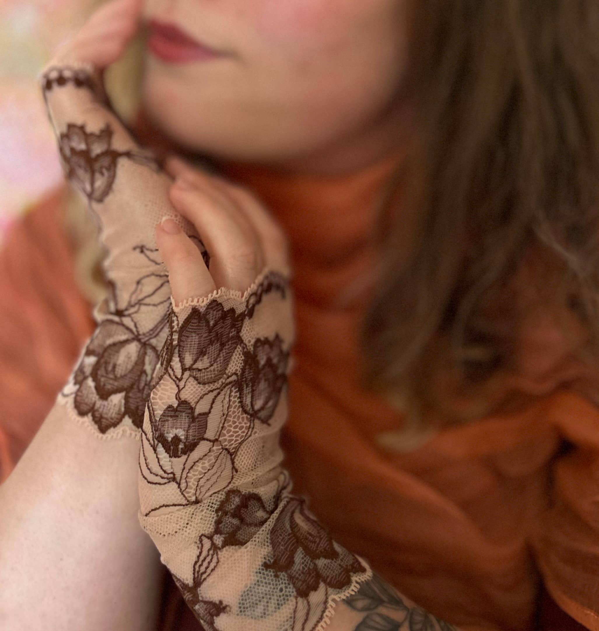 Anna Falcke - Wholesale Gloves - Women's - Lace WRISTEES® - Almond beige & Chocolate - 19cm1