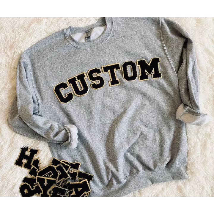 Personnalisé - Sweatshirt Varsity en chenille avec patchwork pour la vente par The Powerful Co.