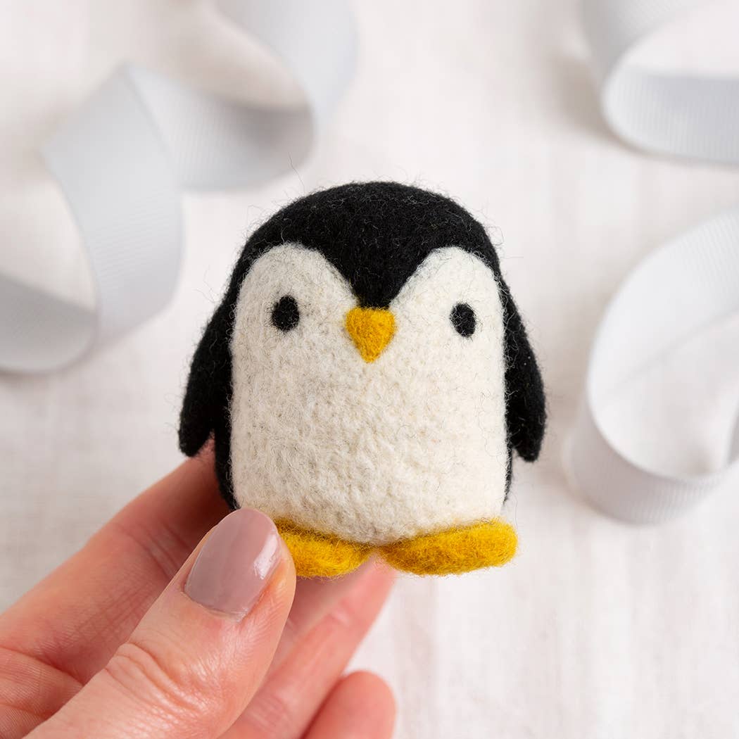 Wool Couture Company - Wholesale Knutselnaai-set - Mijn Pocket Penguin Easy Needle Felting Kit