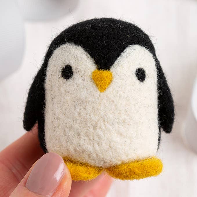 Wool Couture Company - Wholesale Knutselnaai-set - Mijn Pocket Penguin Easy Needle Felting Kit0