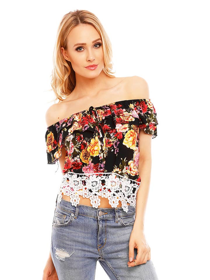 Blusa preta com estampa floral multicolorida e detalhe em renda por atacado de Luxe Dealz - A Piece of Fashion History - Boutique