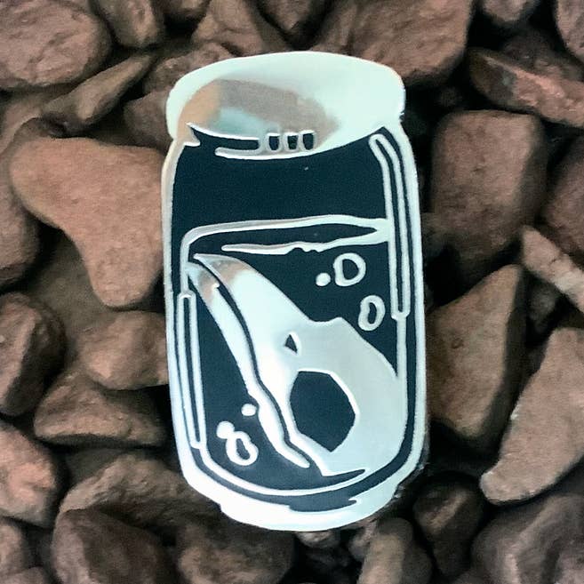 Soda de Raven - Épingle en émail dur pour la vente par Kirin Koncept