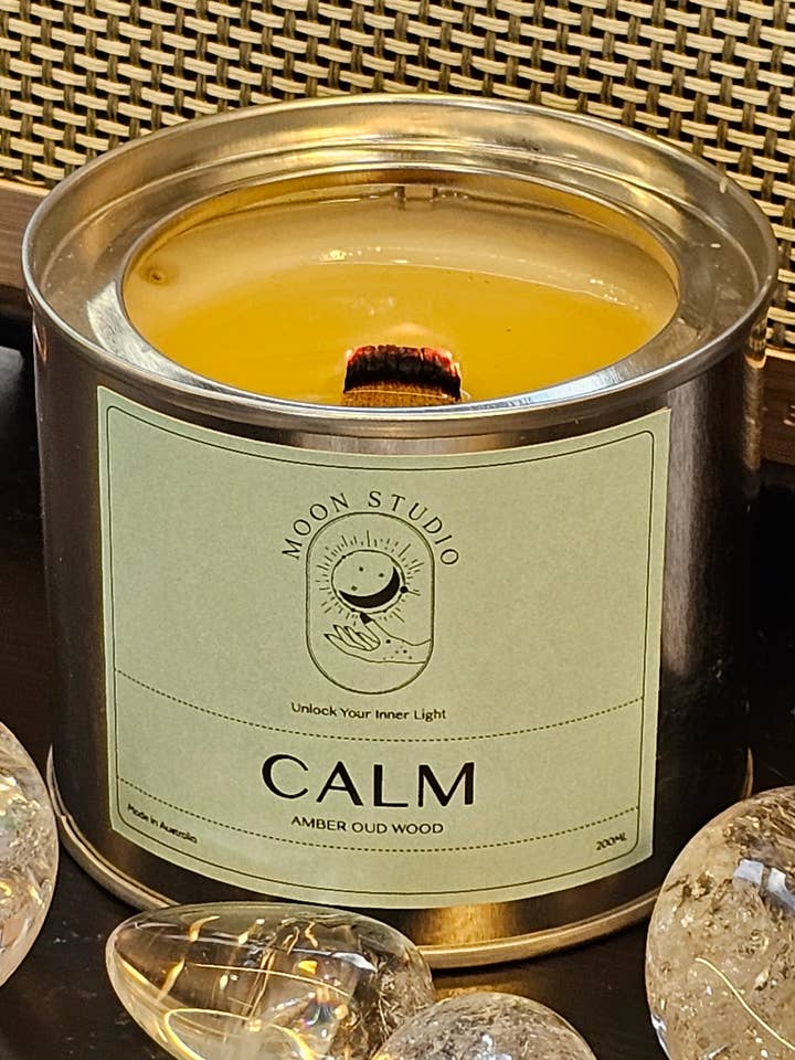 Beruhigende Kerze - Amber Oud Wood Duft - Holzdocht, handgegossen in Sydney, Australien - Sojawachs für den Großhandel von Moon Rituals