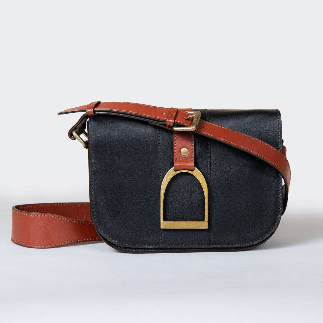URBAN-EQUESTRIAN – Großhandel Umhängetasche - Damen – Signature Steigbügel - Reitsteigbügel Crossbody Luxuslederhandtasche in Cognac auf Schwarz6