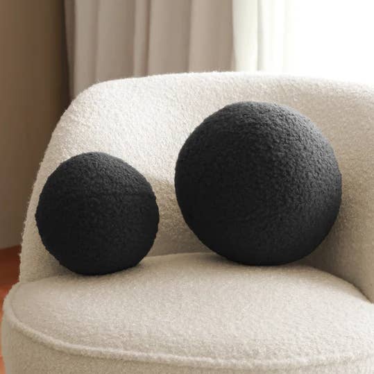 Rundes Bouclé-Teddy-Kissen in Kugel-Form für den Großhandel von Wideas Home