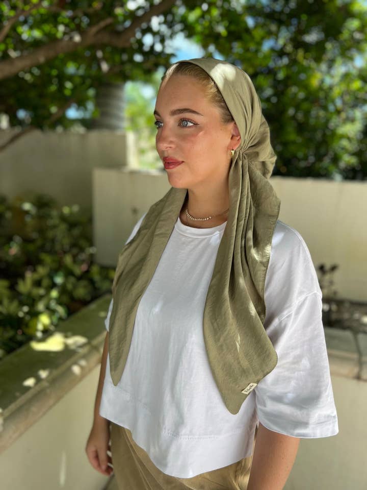 CLASSIC PRETIED, vert olive satiné mat (avec poignée en velours) pour la vente par The Scarf Bar