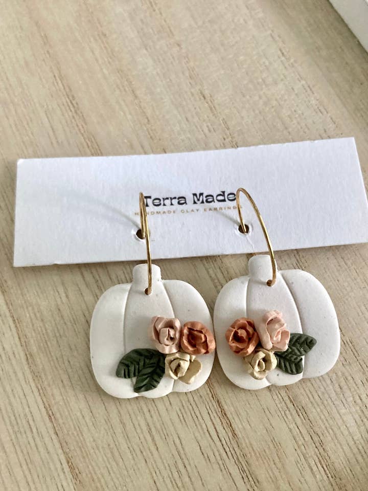Weiße Boho Blumen-Kürbis-Hängeohrringe für den Großhandel von Terra Made