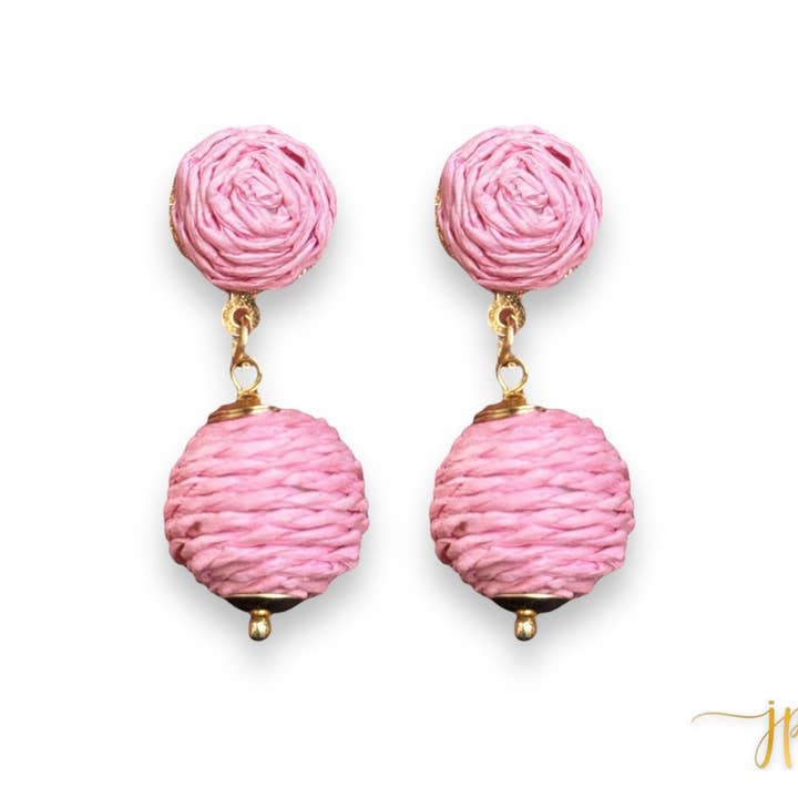 Brincos de bola de ráfia Linda Rosa Claro por atacado de Jenny Patrick Designs ™