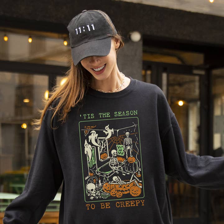 Tis The Season, Creepy Skeleton, Funny, Sweatshirt de Halloween por atacado de Refinery Number One LLC