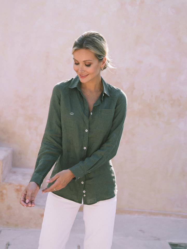 Chemise en lin Signature Lotus Island pour la vente par Om & Ah