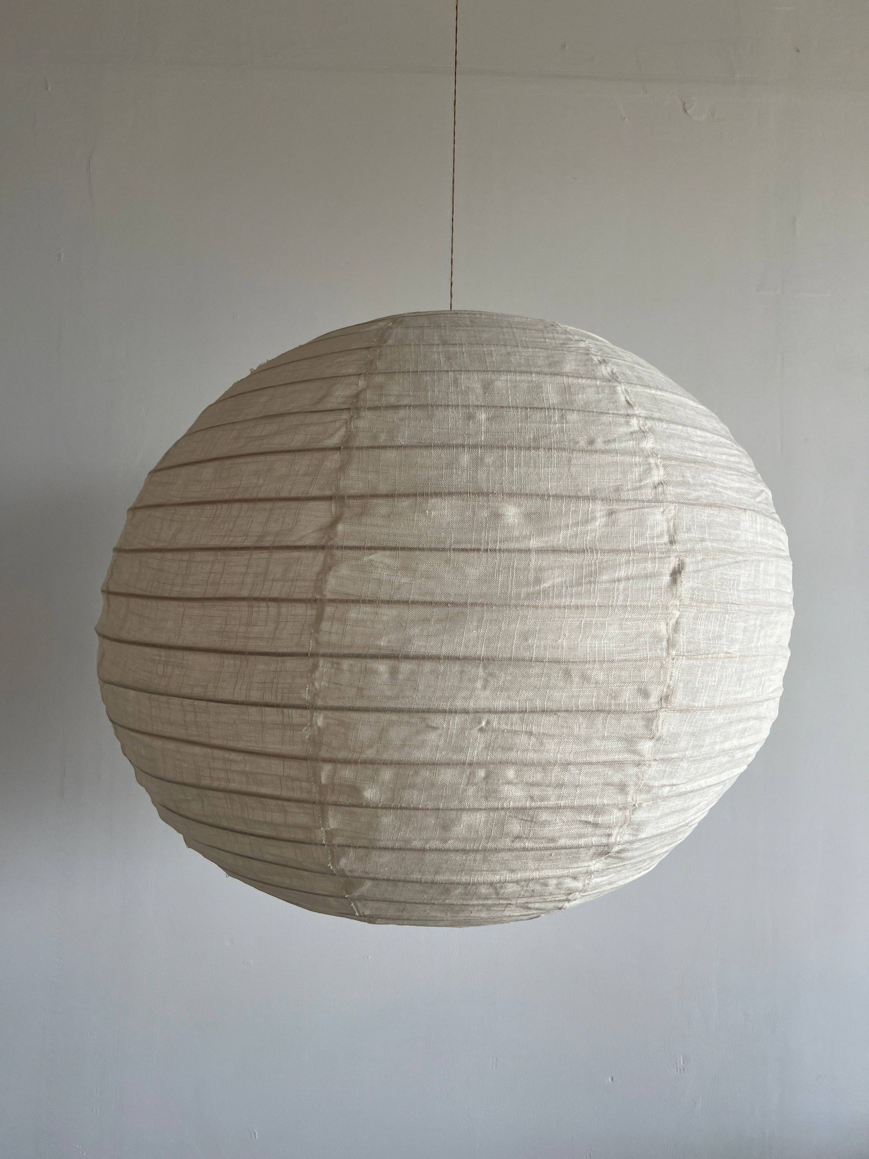 Office Objets - Wholesale Chandelier/Hanging Light - Medium round Japanese-style pendant light in rattan and natural linen D:4043
