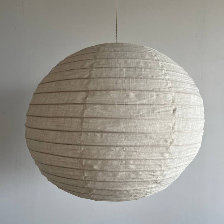 Office Objets - Wholesale Chandelier/Hanging Light - Medium round Japanese-style pendant light in rattan and natural linen D:4043