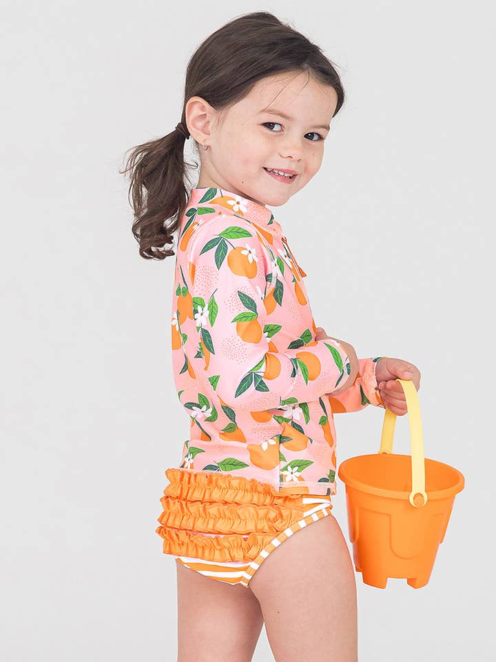 Flickor Orange You The Sweetest Långärmad Dragkedja Rash Guard 2-delad Baddräkt med Signatur Bakre Volanger för wholesale av RuffleButts + RuggedButts