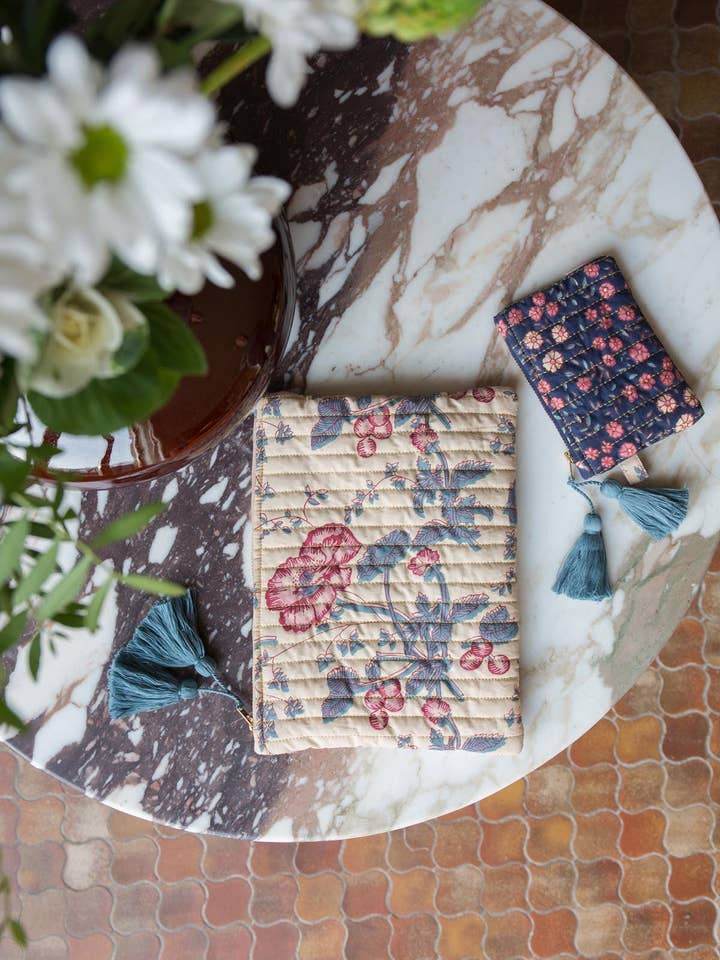 Pochette Domina - Pompons - fleurs - crème - bleu - rouge pour la vente par Louise Misha