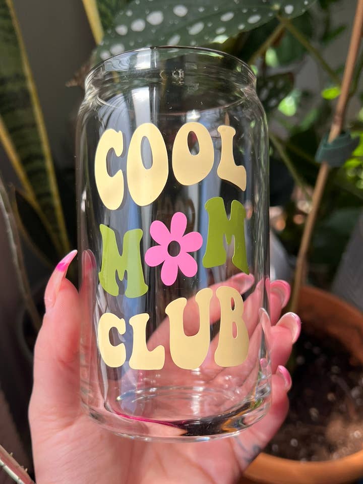 Tasse en verre Cool Mom Club | Verre à café glacé pour la vente par Anissa Yanira Shop
