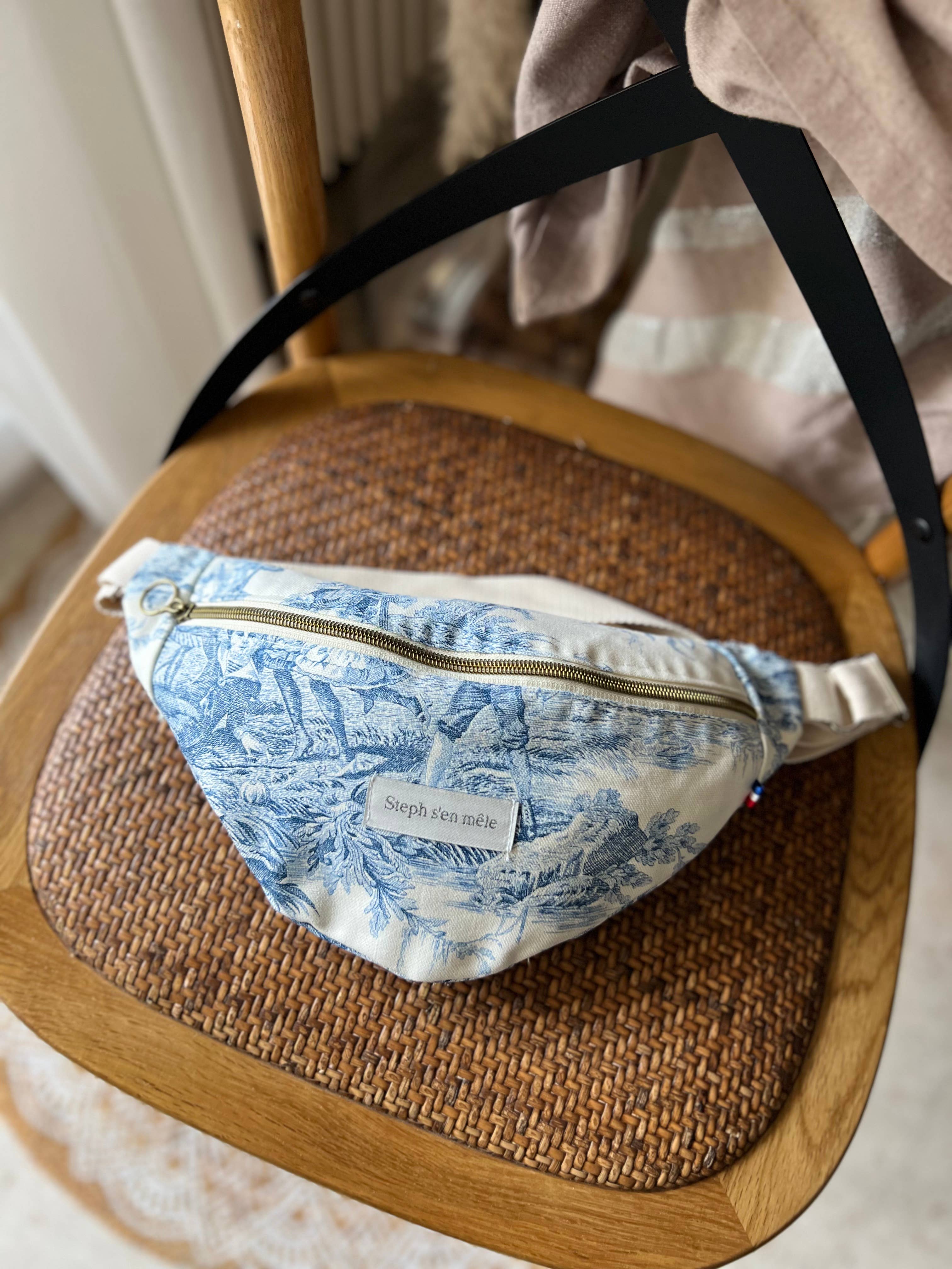 Steph s'en mêle – Engroshandel Skuldertaske – til kvinder – Toile de Jouy bumbag1