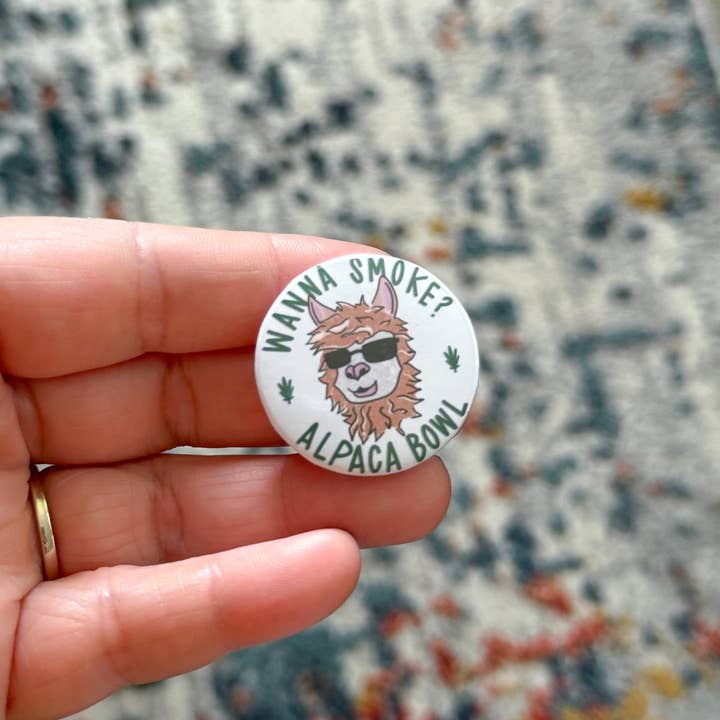 Vill du röka? Alpaca Bowl Pinback-knapp för wholesale av Stone Donut Design, LLC