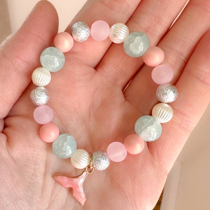 Bracelet de perles pastel pour fille avec breloque sirène en émail pour la vente par Peach Tree & Co.