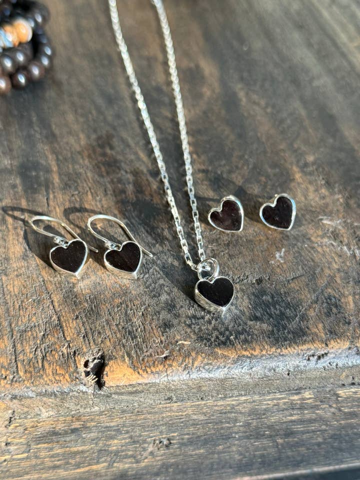 Boucles d'oreilles à tige plate en bois d'ébène vintage en forme de cœur pour la vente par Ivory Jacks