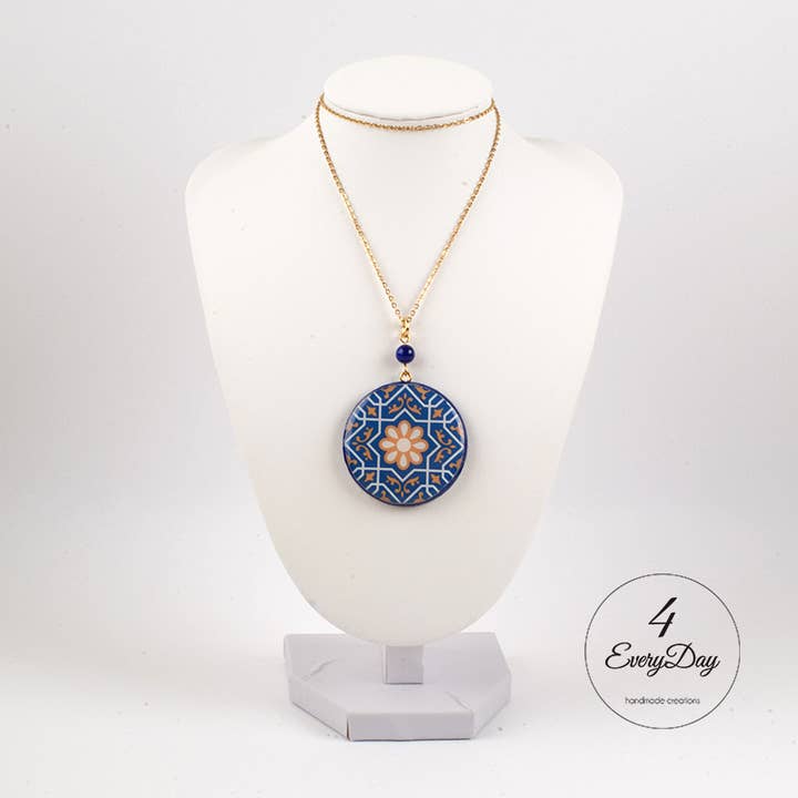 Handgjord medaljong i trä och resin – Blå Majolica för wholesale av 4everyday Handmade