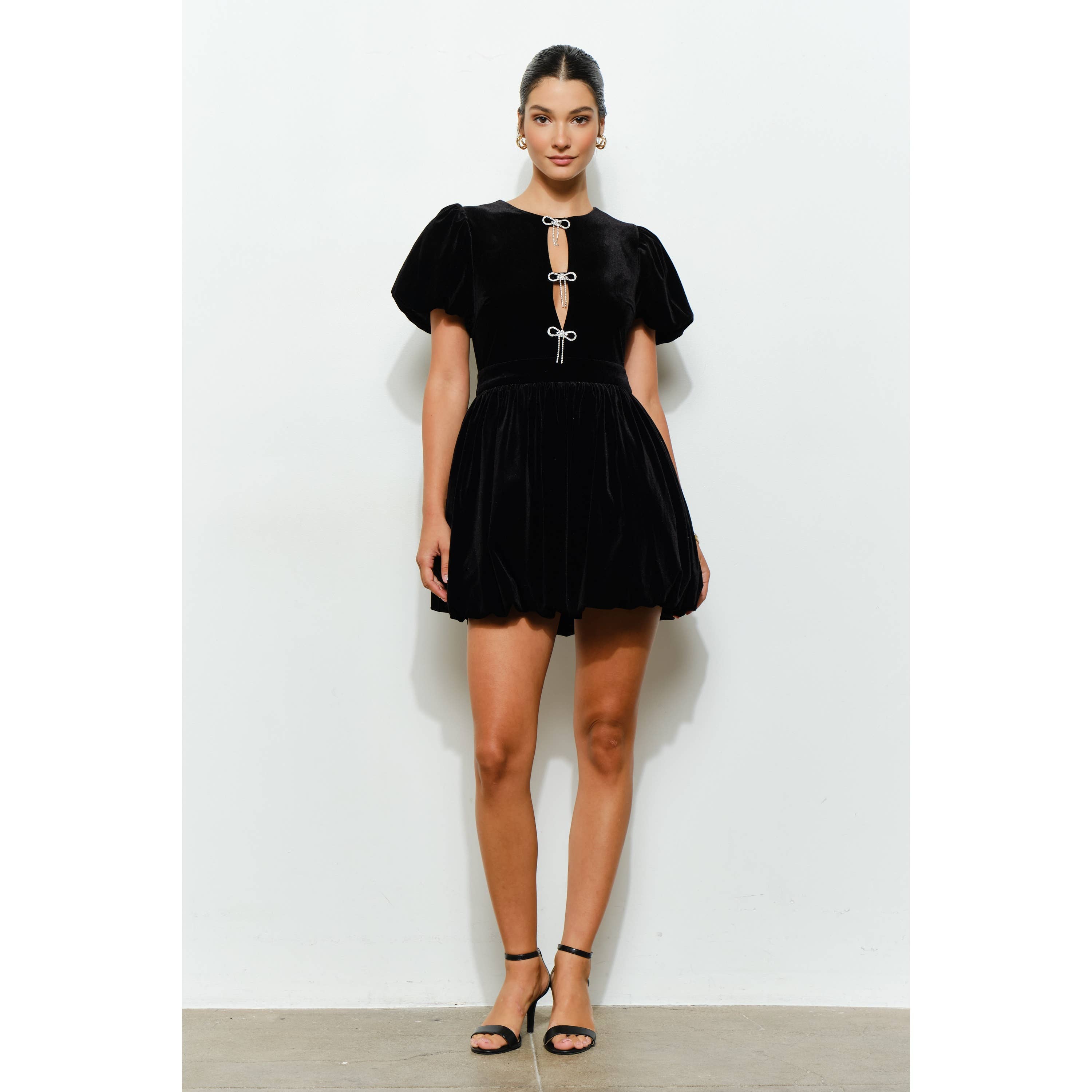 INA – Engroshandel Kjole - Dame – Velvet minikjole med pufærmer, sløjfe og boblekant21