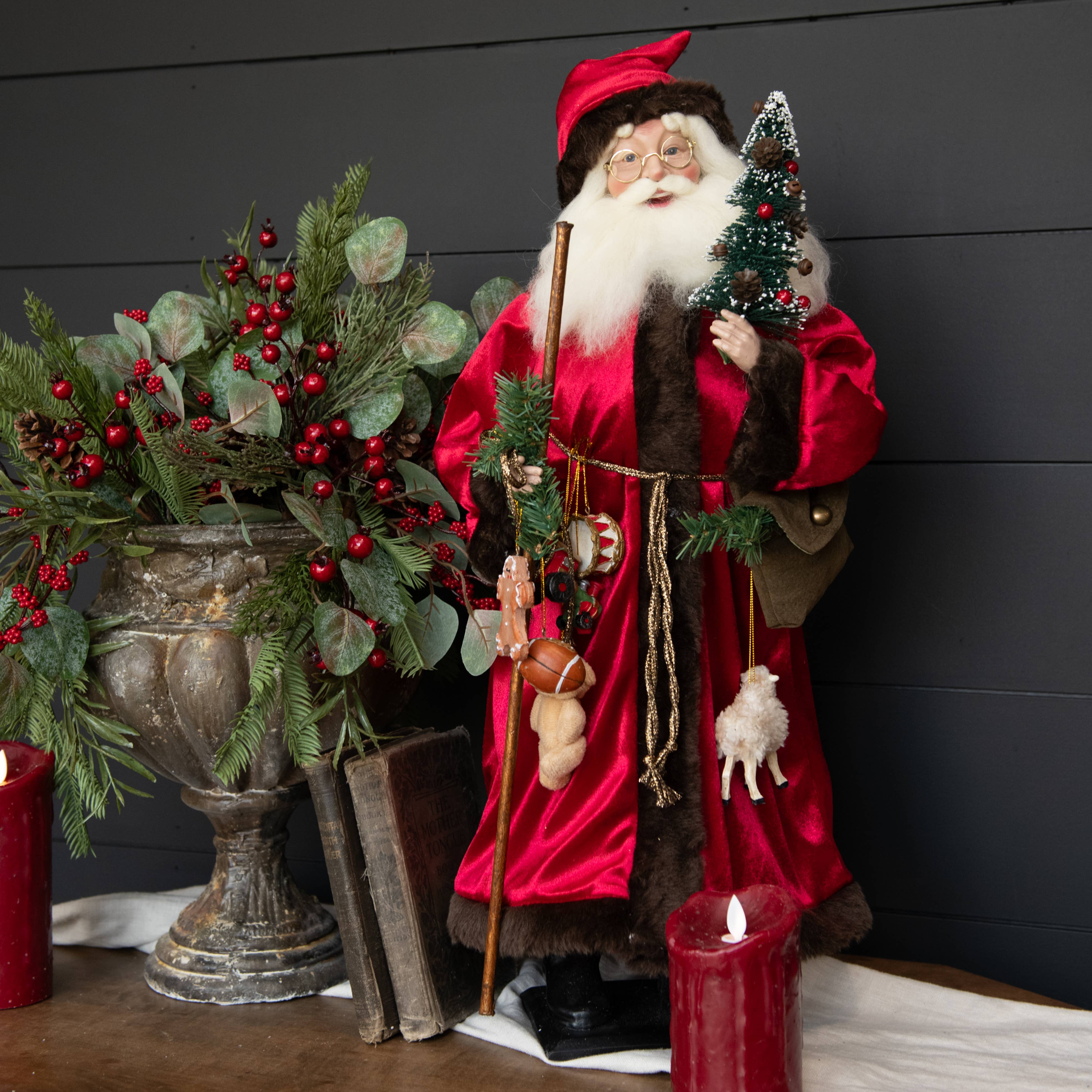 Ragon House - Vente Décoration de Noël - PÈRE NOËL AVEC ROBE ROUGE À BORDURE DE FOURRURE0