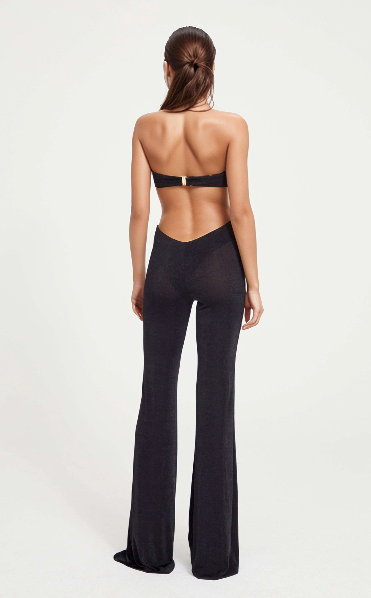 Preto JP22 Macacão sem Costas com Halter e Detalhe Floral Dourado 3D para venda a revendedores na Faire1