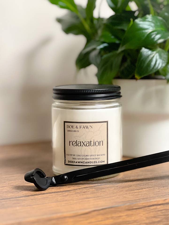 RELAXATION/Bocal transparent de 8 oz avec couvercle noir pour la vente par Doe & Fawn Candles and Co.