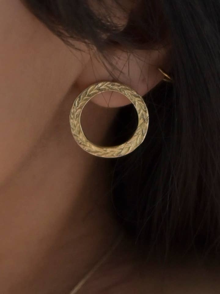 Boucles d'oreilles à tige en or 9 carats avec couronne de laurier pour la vente par Wild Fawn Jewellery