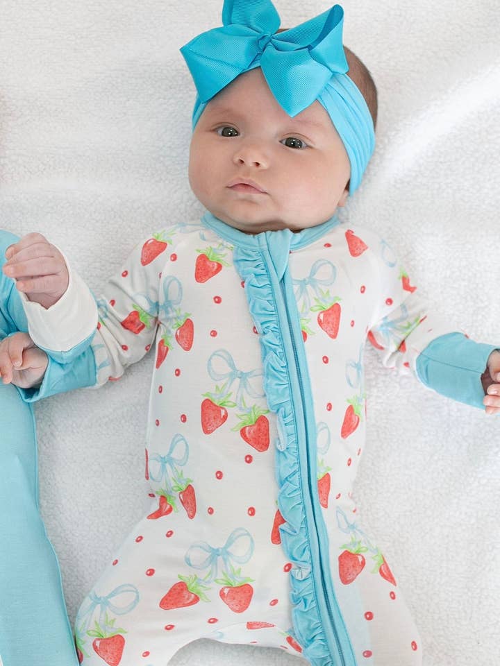 Jordgubbar och rosetter volangdragkedja onesie för wholesale av Sweet Bay Clothing