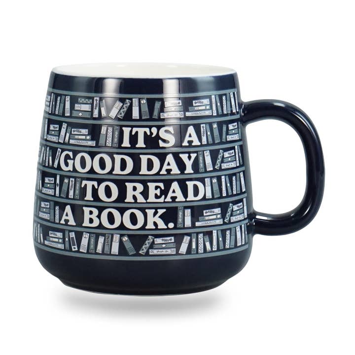 Mug Forme Scandi - C'est une bonne journée pour lire un livre pour la vente par Half Moon Bay