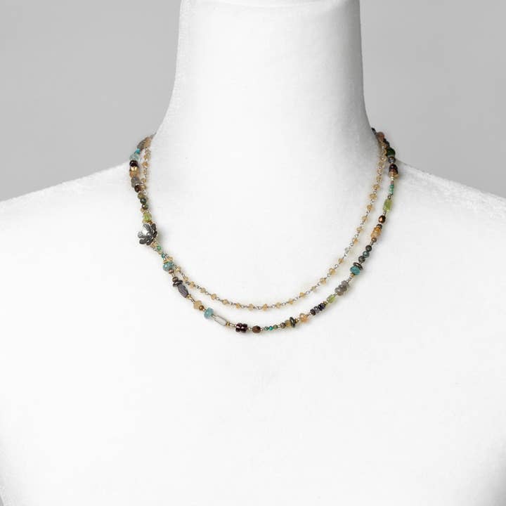 Anne Vaughan Designs Jewelry – Großhandel Perlenkette – Thrive mehrreihige Halskette aus Iolith, blauem Apatit, Peridot, Labradorit, Sonnenstein, Mondstein, Chrysokolla mit Blumen aus Sterlingsilber, 17—19 Zoll