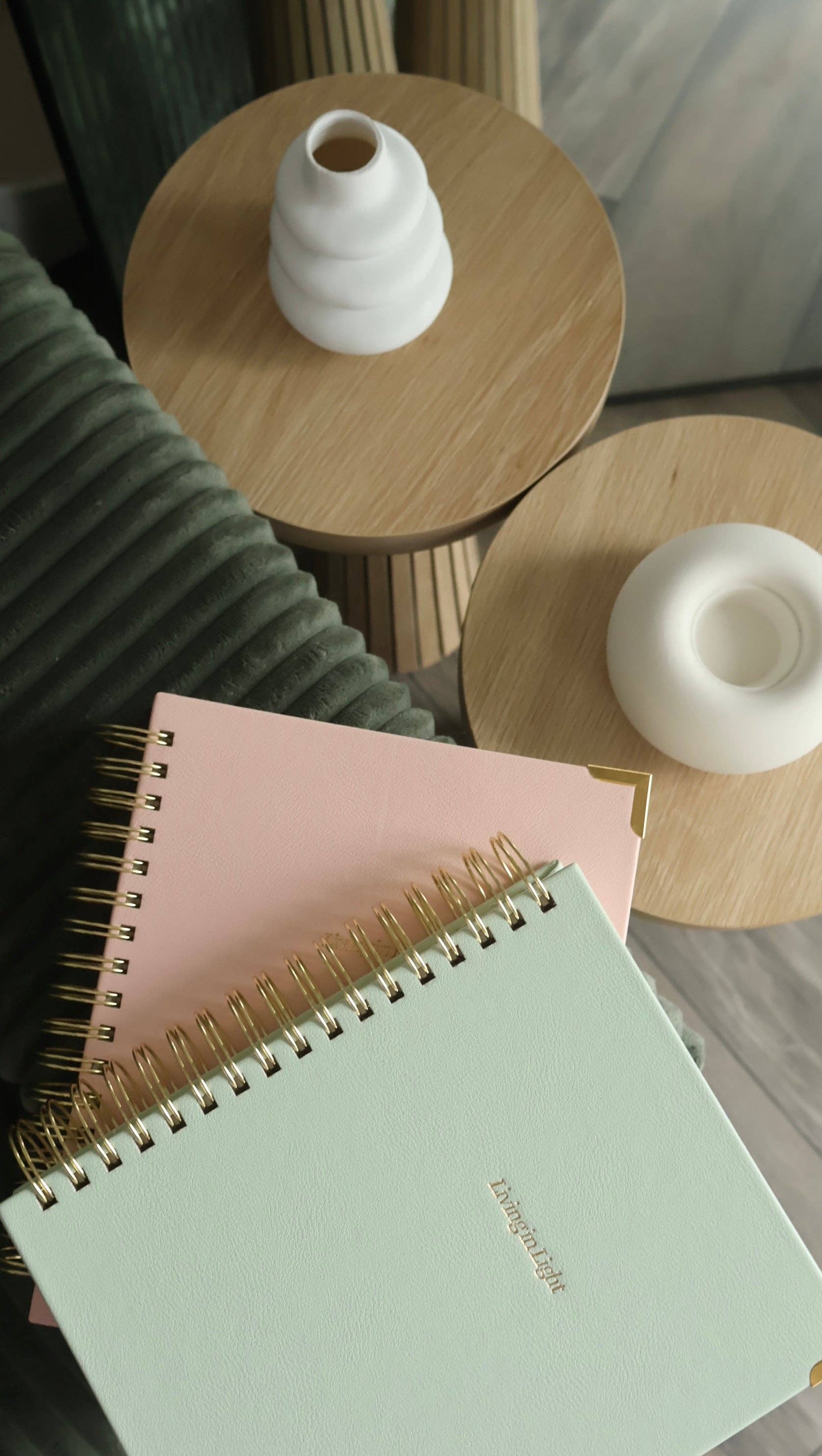 Living In Light - Venta al por mayor Agendas - Planificador Espiral de Cuero Premium - Planificador Cristiano Moderno Sin Fechar con Estudio Bíblico, Establecimiento de Metas, Solicitudes de Oración, Rastreador de Presupuesto Financiero y Más | Cuero Menta y Rosa Rubor con Espiral Dorada7