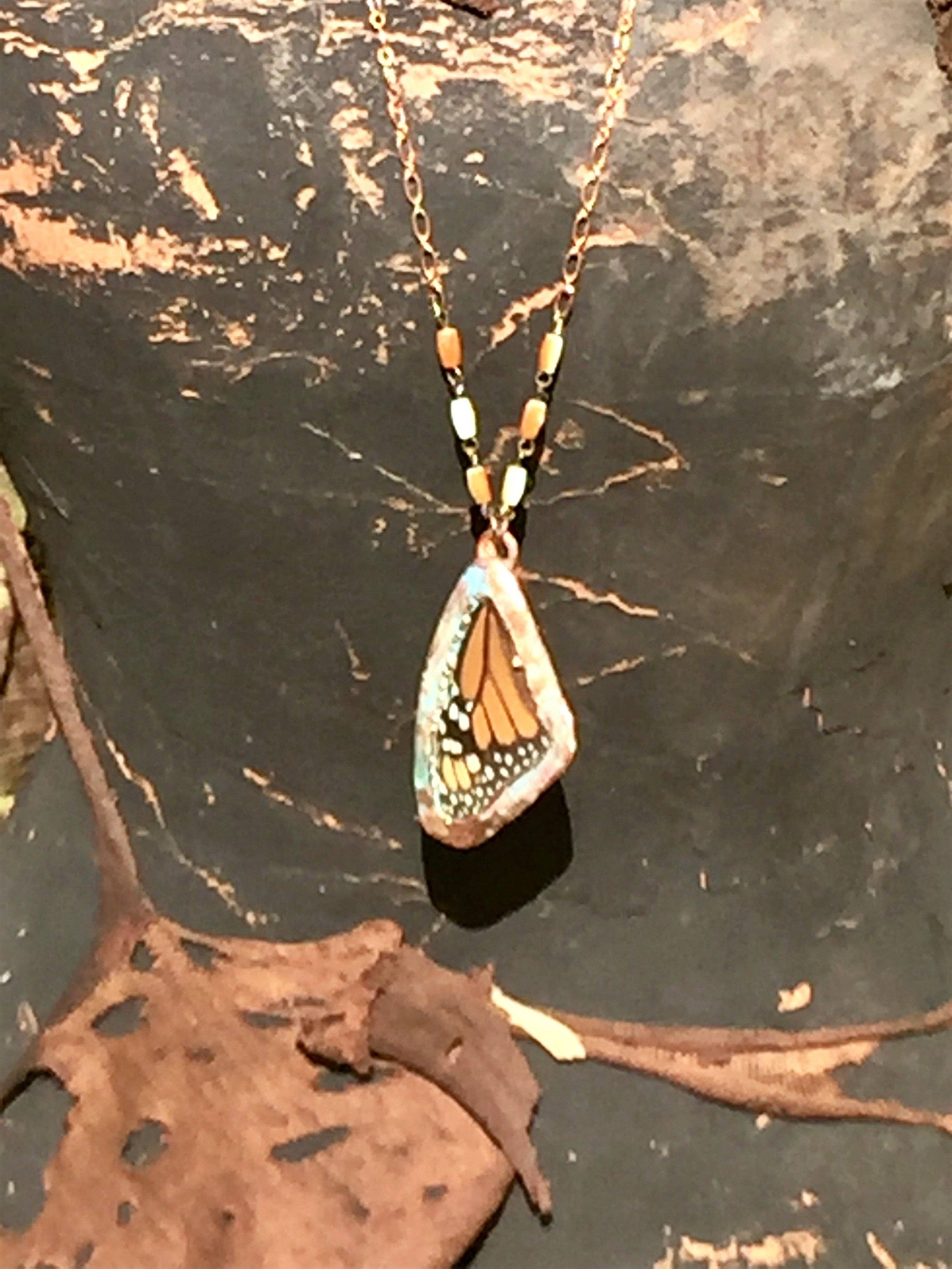 The Posh’mina - Vente Colliers à pendentif - Véritable aile de papillon monarque - Pendentif2