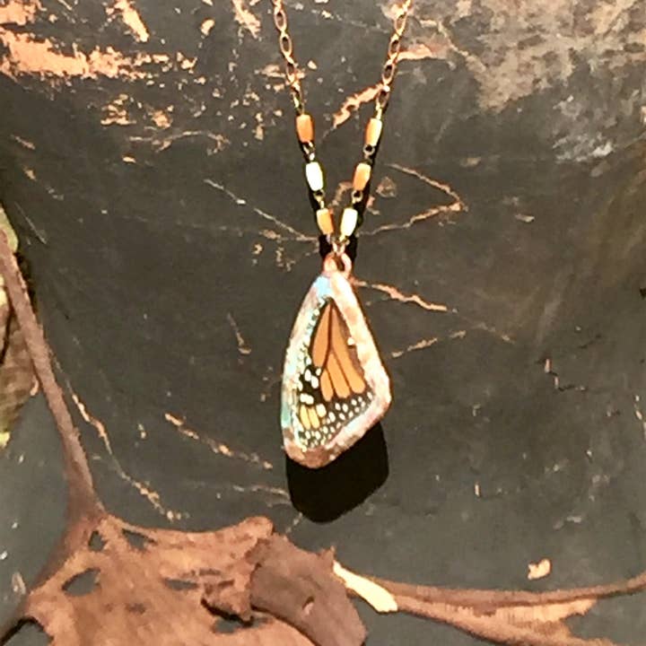 The Posh’mina - Vente Colliers à pendentif - Véritable aile de papillon monarque - Pendentif2