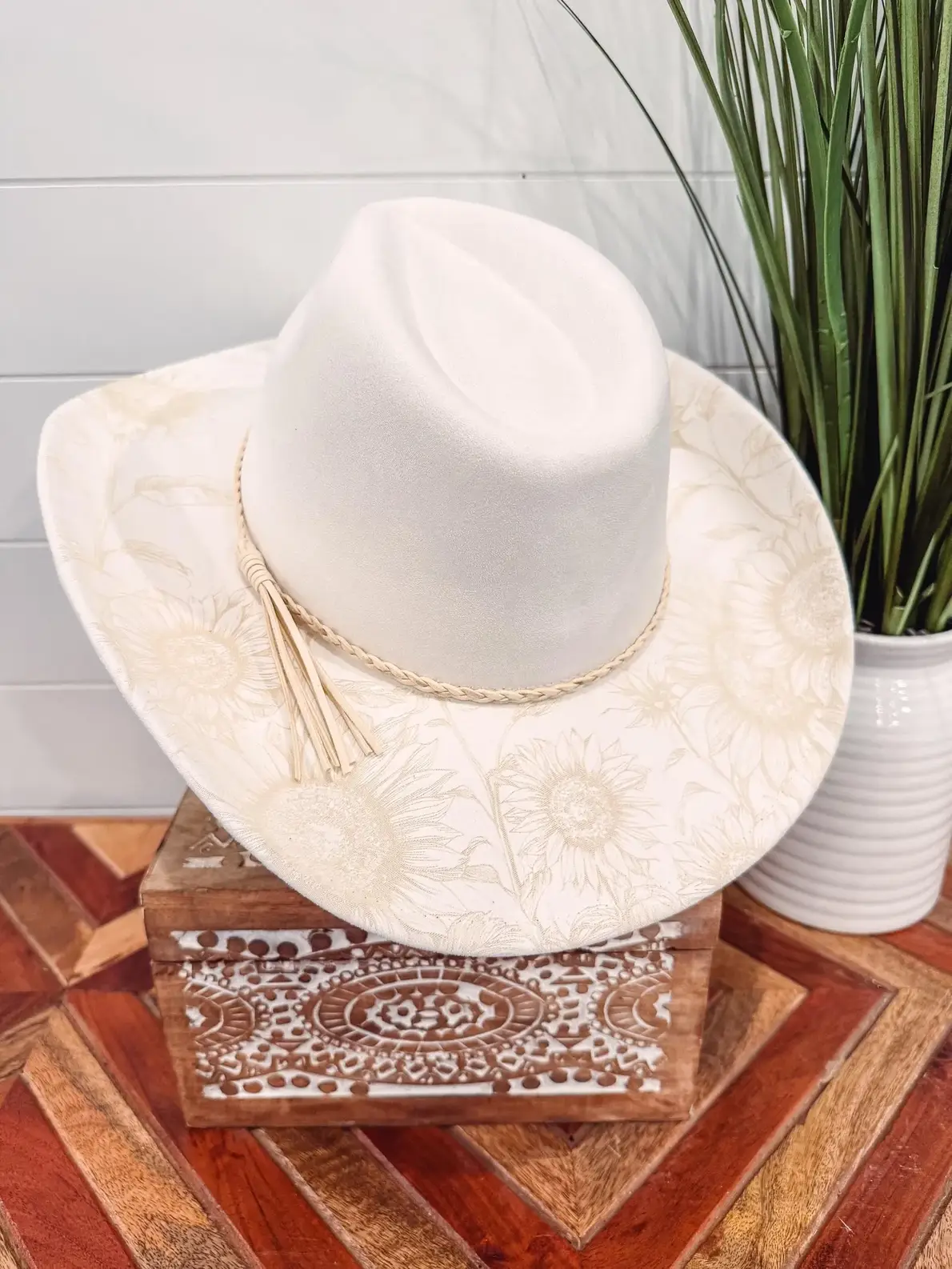 Willie & Dolly Designs – wholesale Cowboyhatt - Dam – Graverad blommig hatt3