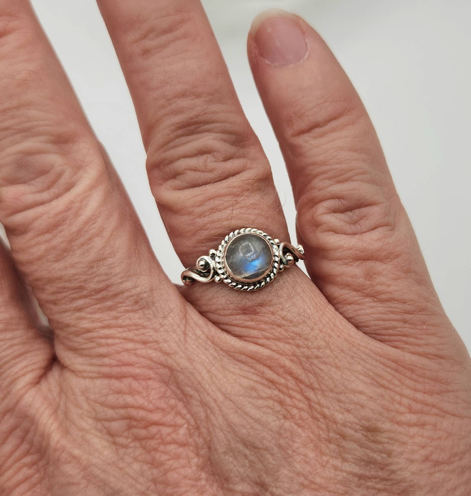 Meraki Gemstones - Vendita all'ingrosso Anelli con pietra singola/solitario - Anello in argento sterling 925 con pietra semipreziosa di pietra di luna arcobaleno da 8 mm4