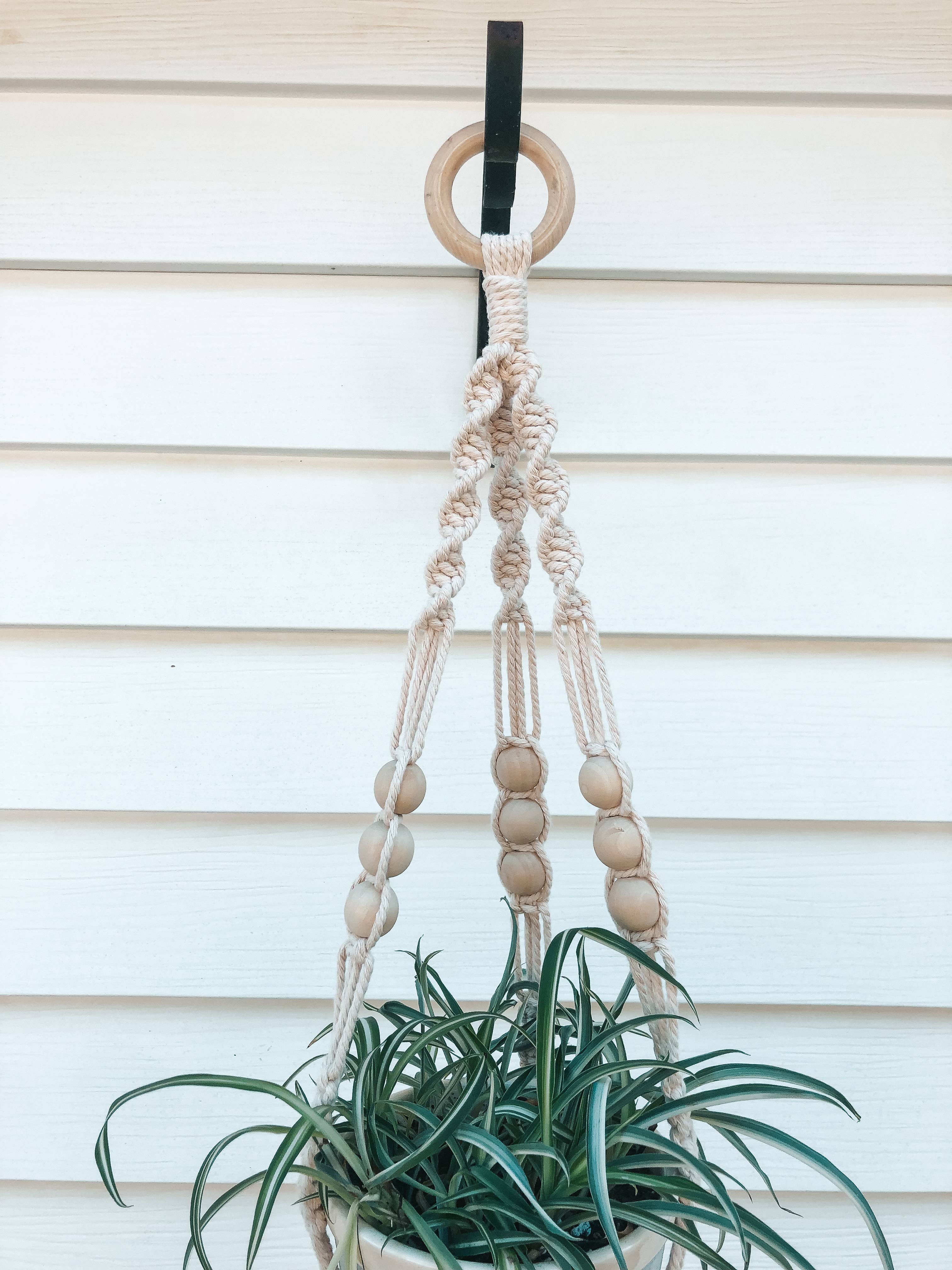 Knotty Mama Studios - Venta al por mayor Macetas colgantes - Colgador para plantas con cuentas de macramé3