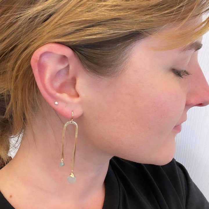 J. Mills Studio - Vente Boucles d'oreilles pendantes - Boucle d'oreille en forme de arc asymétrique forgée avec petite perle baroque4