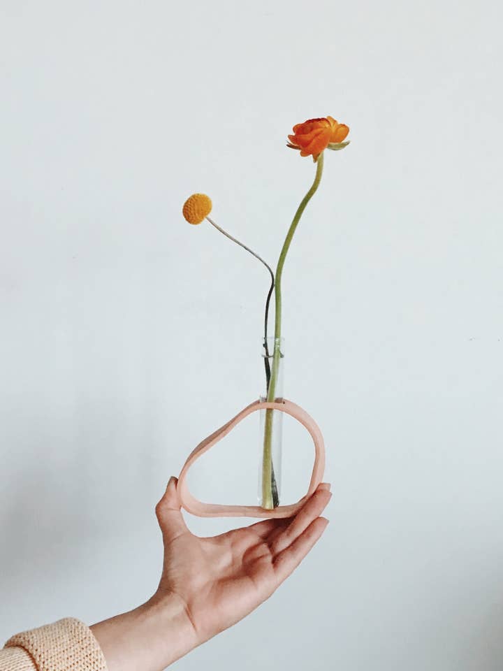 Mesa-Vase – moderner Blumenständer für einzelne Blüten für den Großhandel von SHE Ceramics