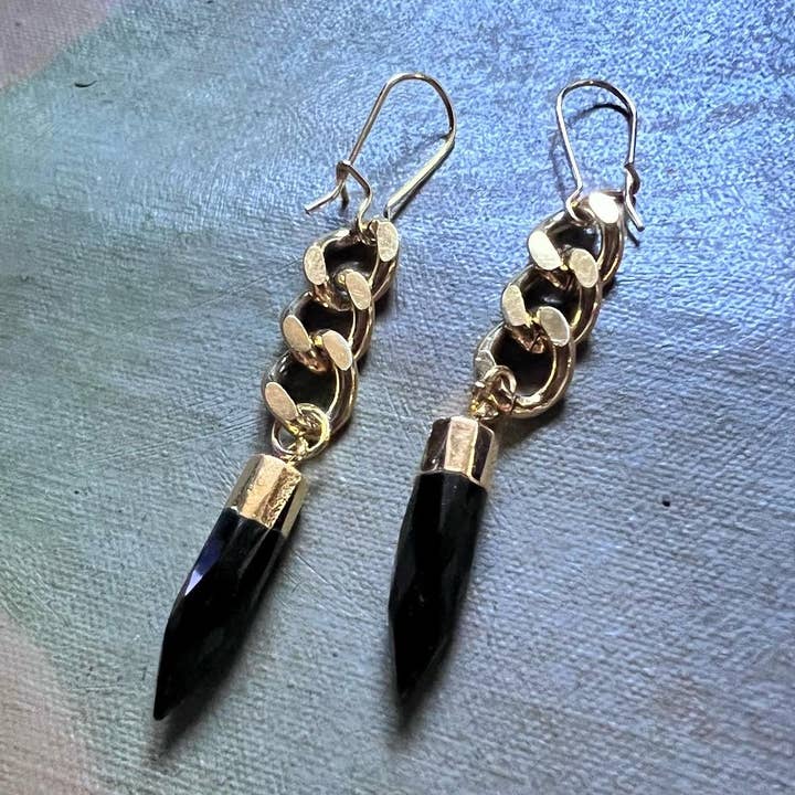 Guld bremse kæde øreringe med Onyx pigge for engroshandel hos Carley King Jewels